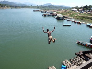 Kids jumping from Mon Bridge